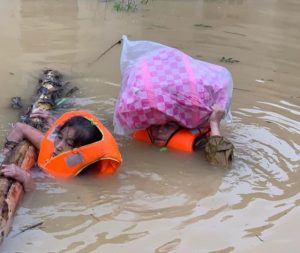 Lũ lụt lịch sử tại miền Trung: Cảnh báo những dịch bệnh đi cùng dòng nước